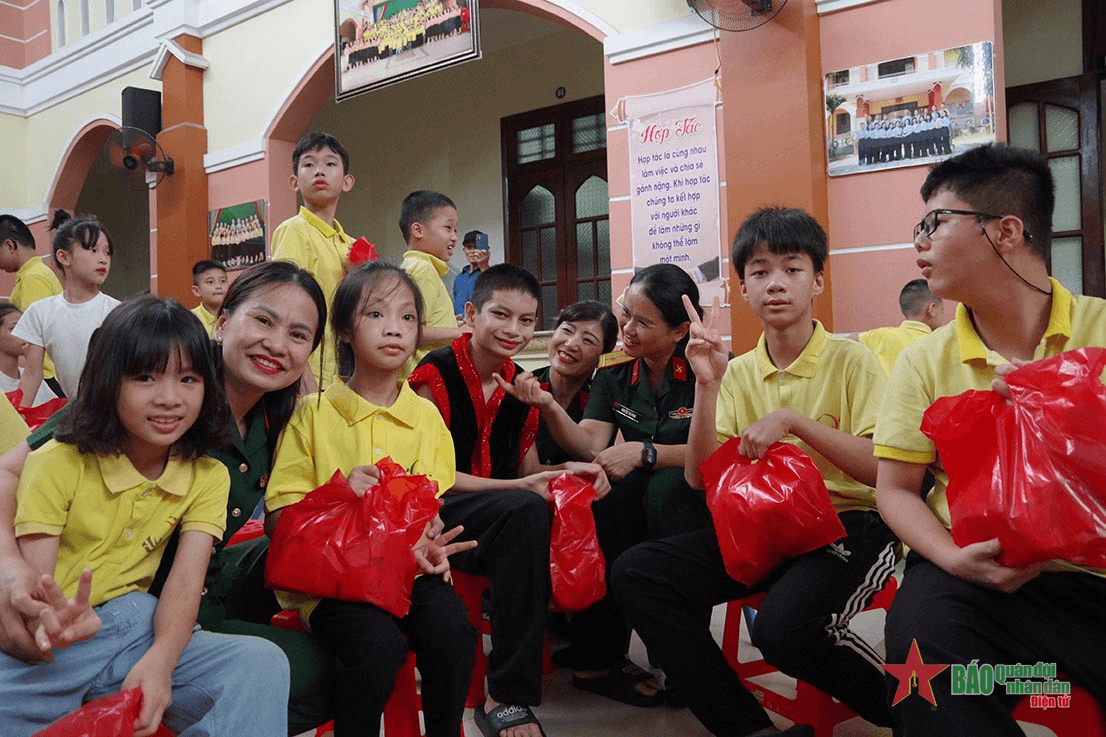 Mang yêu thương đến với trẻ em kém may mắn