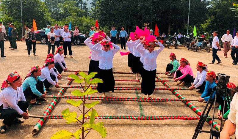 Những đối tượng nào thuộc diện được thụ hưởng dự án Bảo tồn, phát huy giá trị văn hóa truyền thống tốt đẹp của các dân tộc thiểu số?