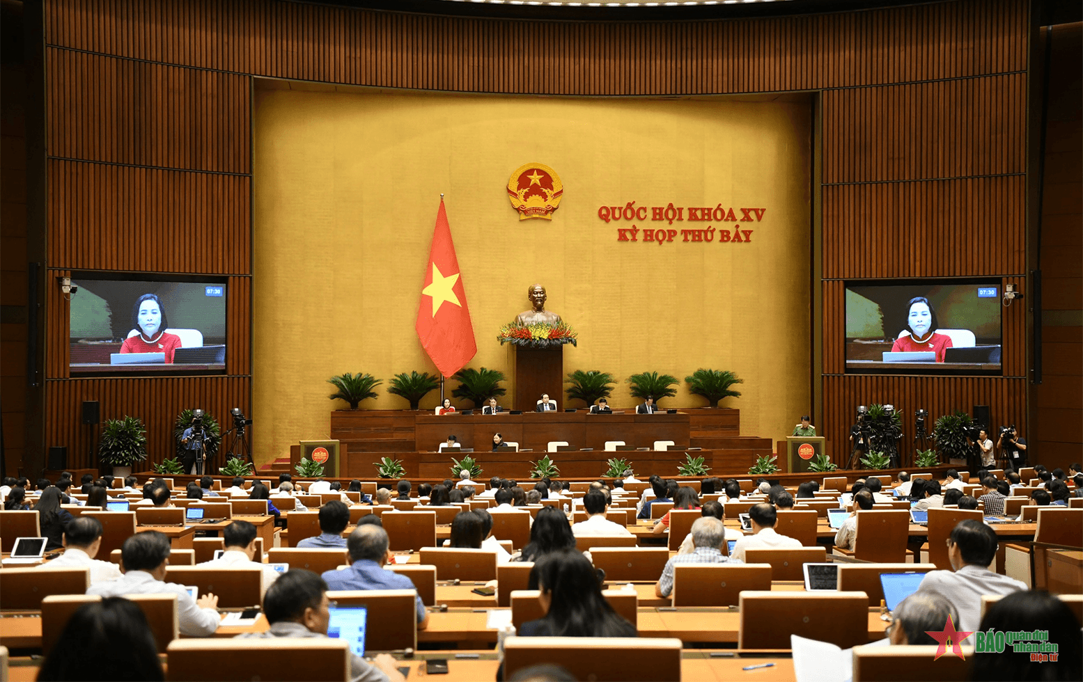 Bản tin thời sự tổng hợp tuần: Quốc hội tiến hành chất vấn, quyết định công tác nhân sự quan trọng
