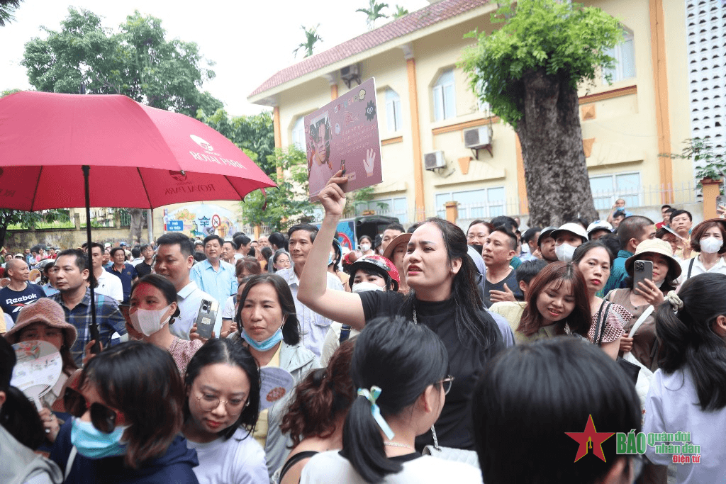 Thí sinh Hà Nội hoàn thành bài thi Ngữ văn vào lớp 10