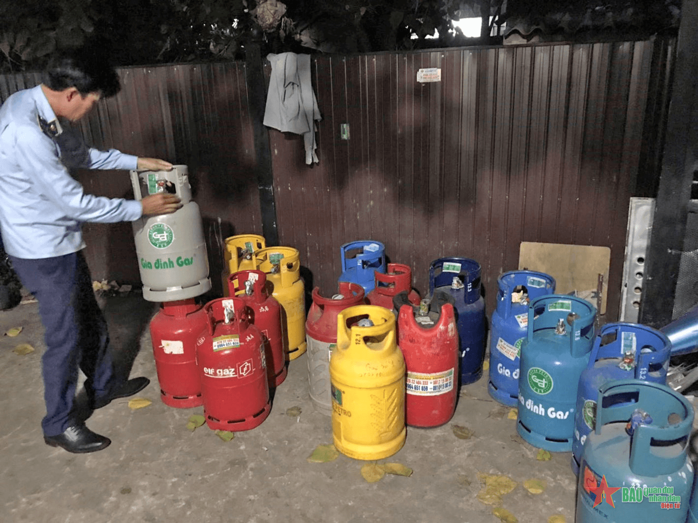 TP Hồ Chí Minh: Tạm giữ gần 100 bình LPG không rõ nguồn gốc