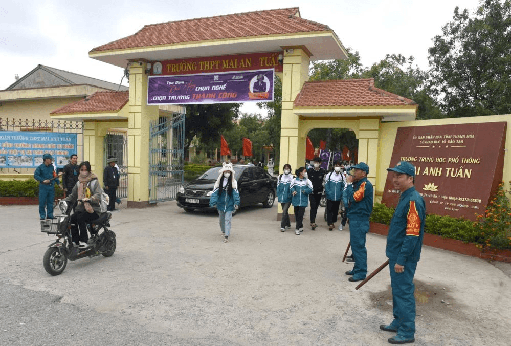 Việc khó, có tự vệ nhà trường
