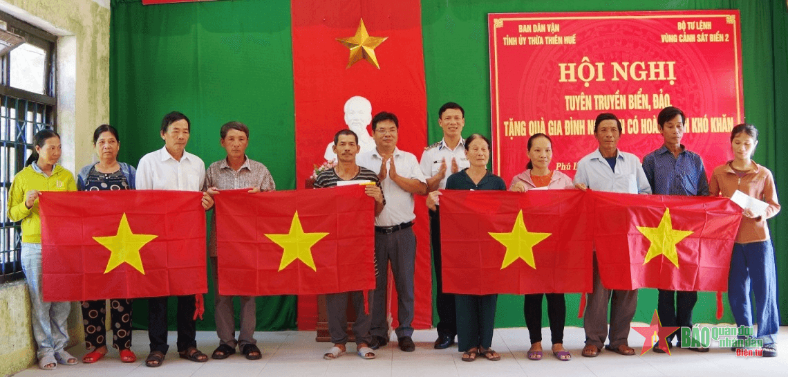 Vùng Cảnh sát biển 2 đồng hành với ngư dân và đồng bào dân tộc thiểu số Thừa Thiên Huế