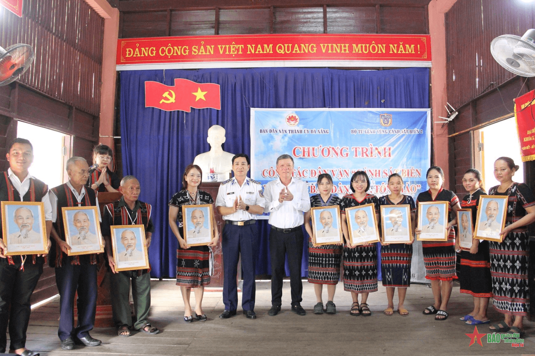 Vùng Cảnh sát biển 2 đồng hành với ngư dân và đồng bào tôn giáo tại Đà Nẵng