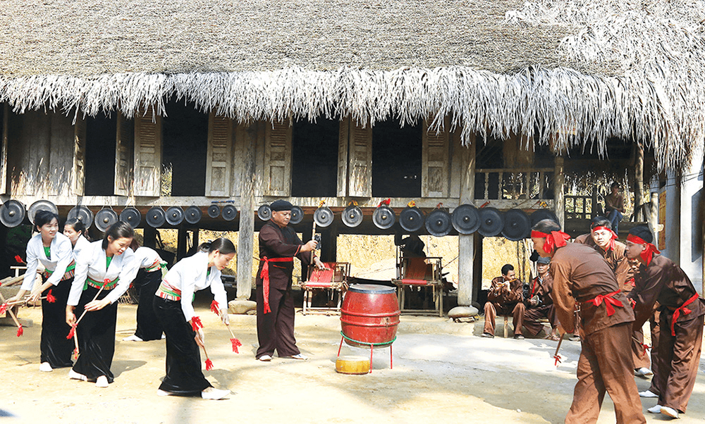 Chuyện ở bản: Đi hỏi khẩu hiệu