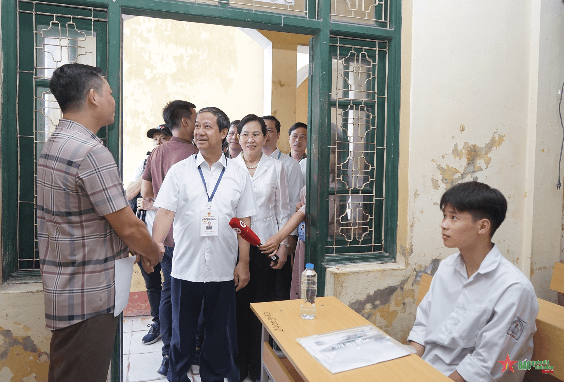 Bộ trưởng Bộ Giáo dục và Đào tạo động viên thí sinh và cán bộ coi thi tại Hà Nam