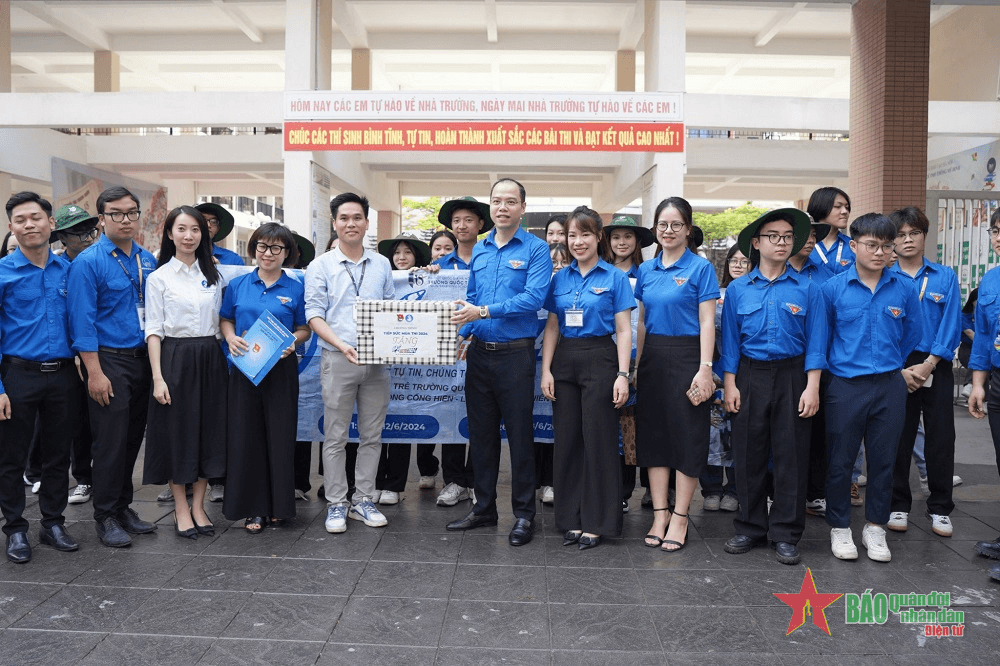 Thành đoàn Hà Nội thăm hỏi, tặng quà cho các đội tình nguyện "Tiếp sức mùa thi" năm 2024
