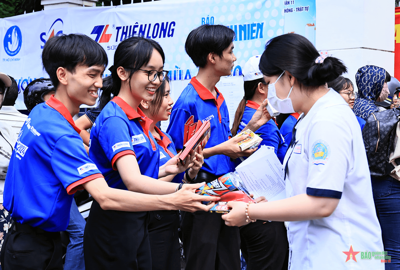 TP Hồ Chí Minh: Nét đẹp sinh viên tình nguyện tiếp sức mùa thi