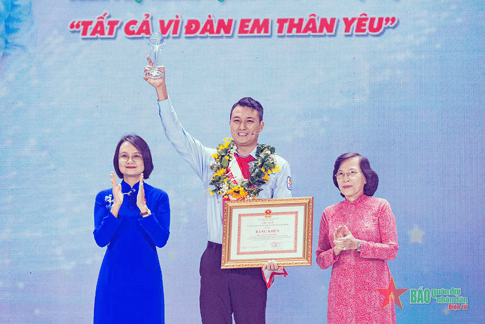 Tổng phụ trách đa năng