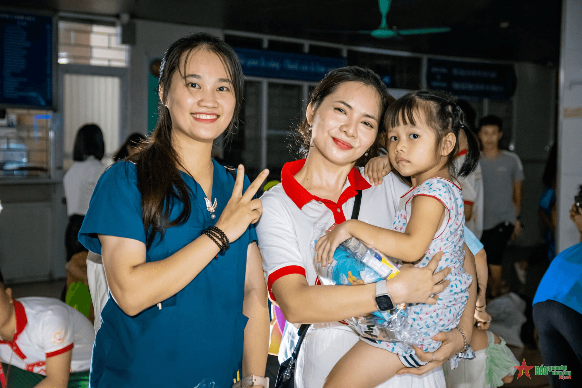 Nữ sinh quân y giỏi tiếng Anh, mê làm thiện nguyện