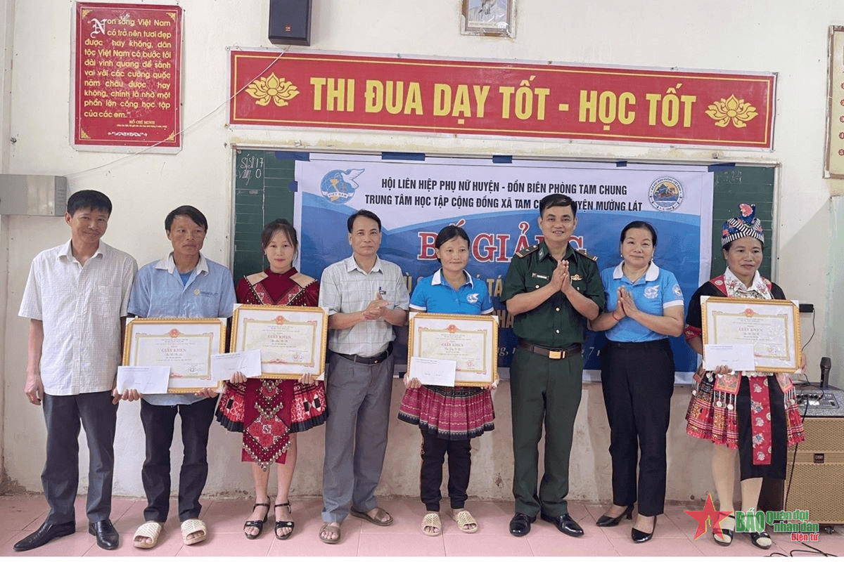 Bế giảng lớp học xóa mù chữ cho đồng bào Mông xã biên giới