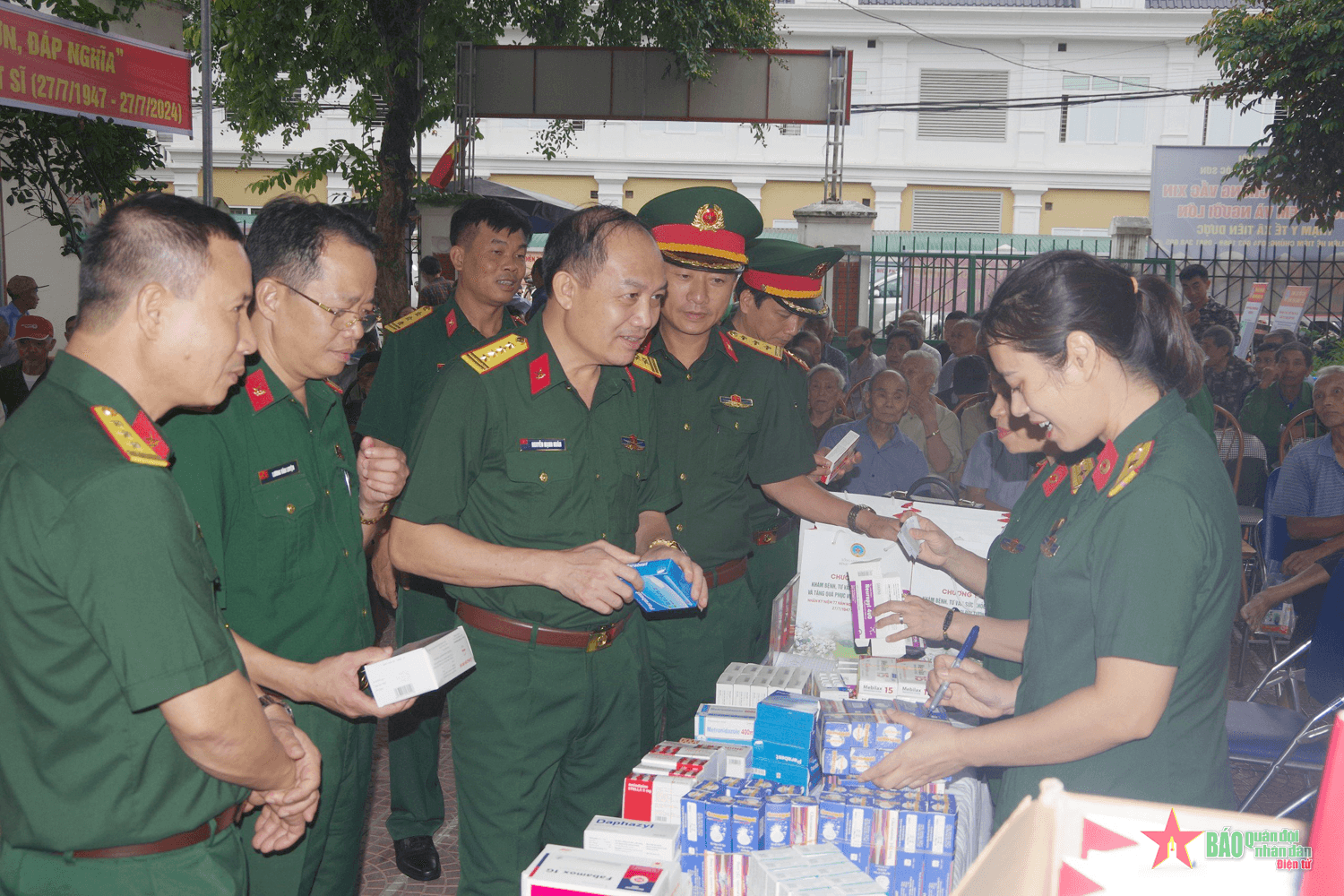 Khám bệnh, cấp thuốc miễn phí cho 280 đối tượng chính sách ở xã Tiên Dược, Sóc Sơn, Hà Nội