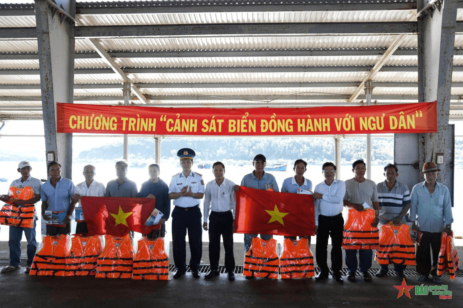 Hải đoàn 32 đồng hành cùng ngư dân Tuy An
