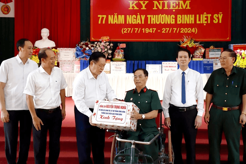 Trưởng Ban Tuyên giáo Trung ương Nguyễn Trọng Nghĩa thăm Trung tâm Điều dưỡng người có công tỉnh Phú Thọ