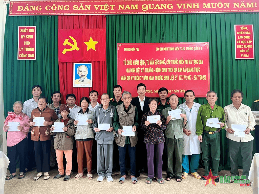 Trung đoàn 726: Khám bệnh và trao quà tặng các gia đình chính sách trên địa bàn biên giới