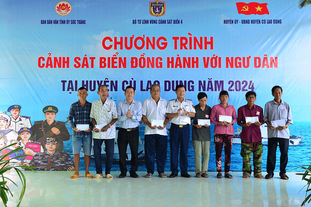 Cảnh sát biển đồng hành với ngư dân: Nghĩa tình ở Cù Lao Dung