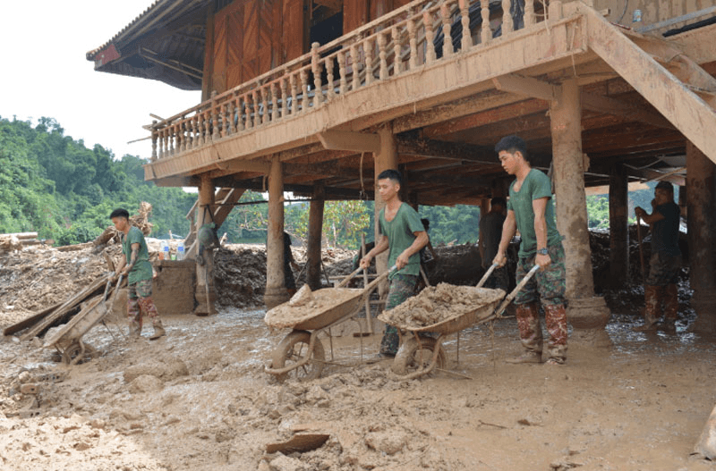 Bộ đội, dân quân giúp dân sau lũ dữ