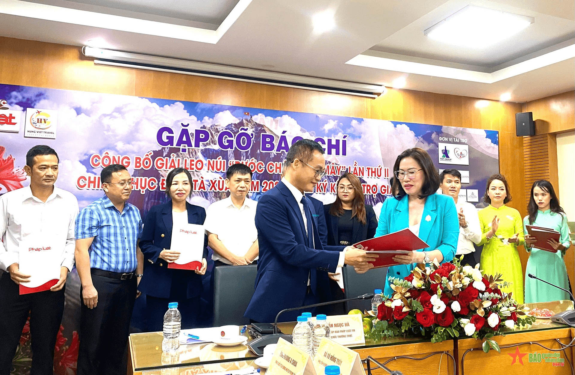 Giải leo núi chinh phục đỉnh Tà Xùa 2024 thưởng kim cương cho vận động viên