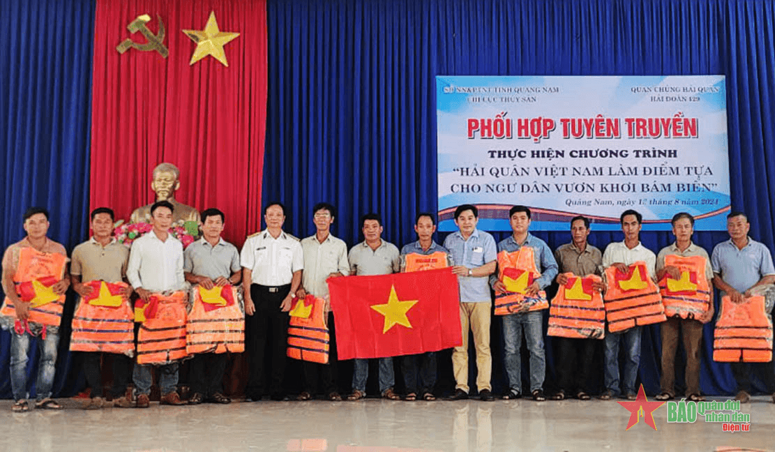 Hải đoàn 129 tuyên truyền pháp luật cho ngư dân Quảng Nam