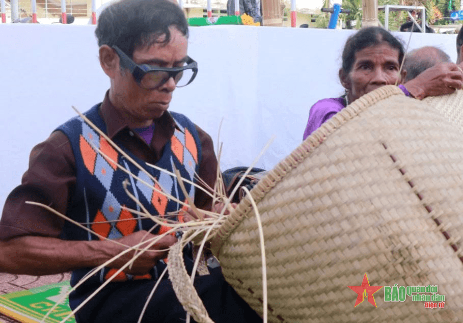 Hội thi già làng khéo tay