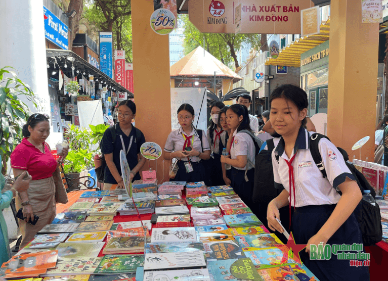 Bảo đảm đủ sách giáo khoa trước thềm năm học mới