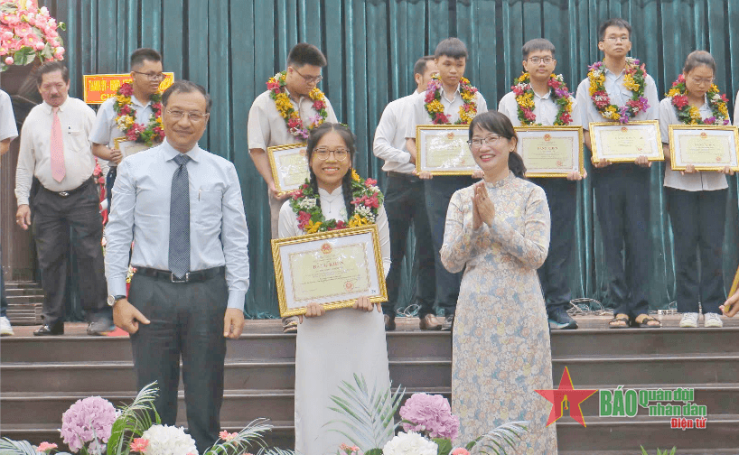 Chăm lo bồi dưỡng, đào tạo nhân tài