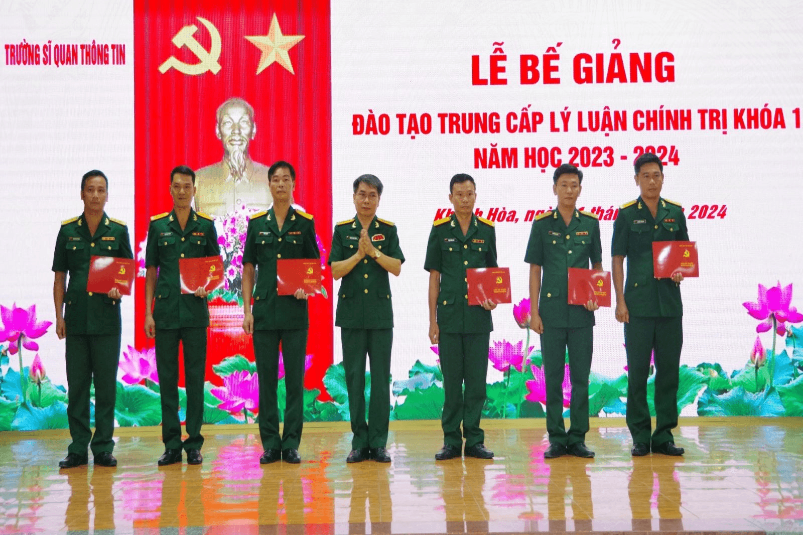 Trường Sĩ quan Thông tin tổ chức Lễ bế giảng lớp đào tạo Trung cấp Lý luận chính trị khóa 1