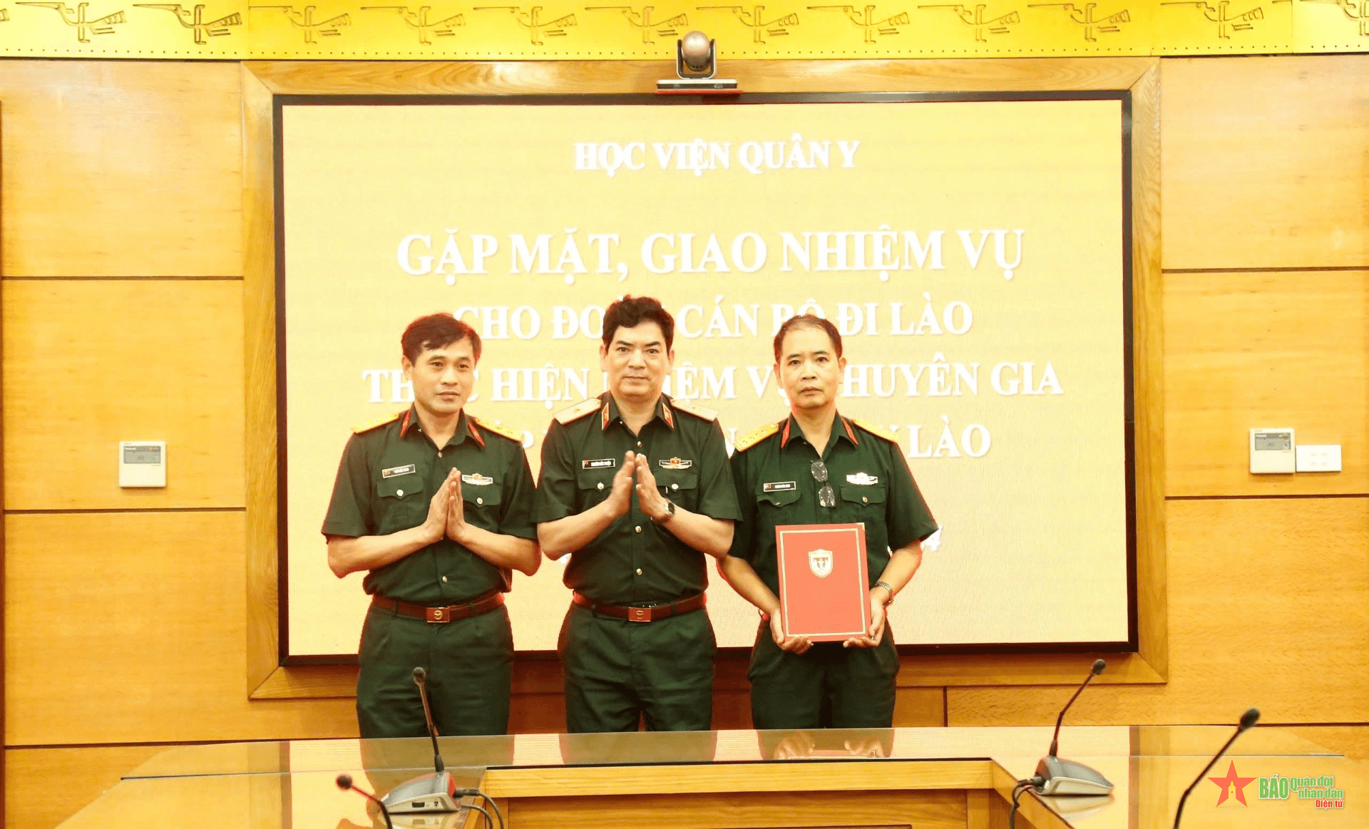 Học viện Quân y giao nhiệm vụ cho đoàn cán bộ đi Lào thực hiện nhiệm vụ chuyên gia