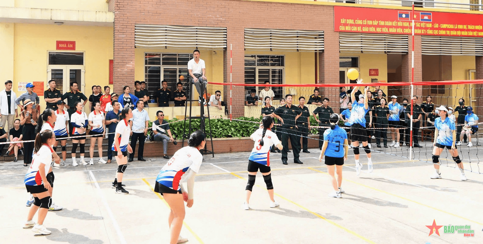 Sôi nổi các trận đấu Giải thể thao nội dung bóng chuyền hơi nữ