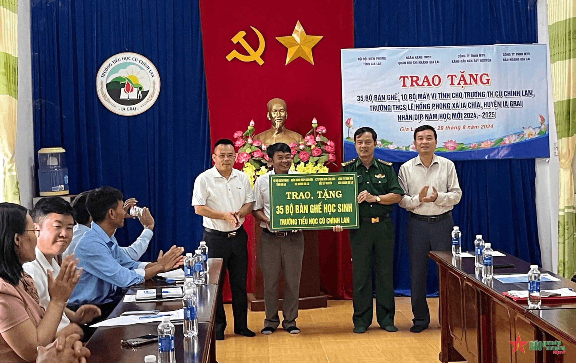 BĐBP tỉnh Gia Lai phối hợp tặng bàn ghế và máy tính cho các trường học ở biên giới