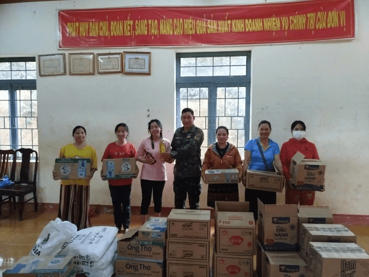 Trung đoàn 720 tặng quà người lao động nhân dịp Tết độc lập