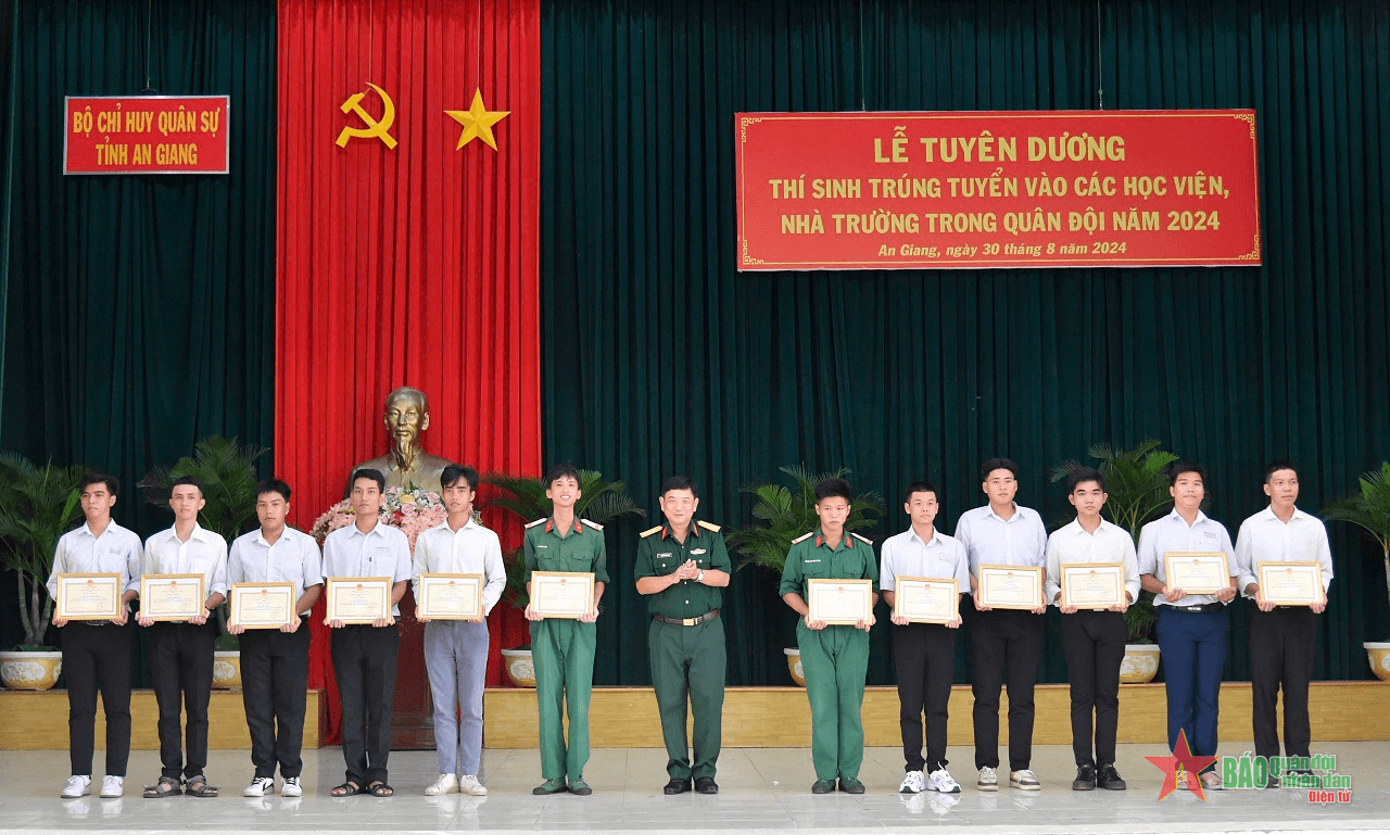Bộ CHQS tỉnh An Giang tuyên dương thí sinh trúng tuyển vào các học viện, nhà trường Quân đội