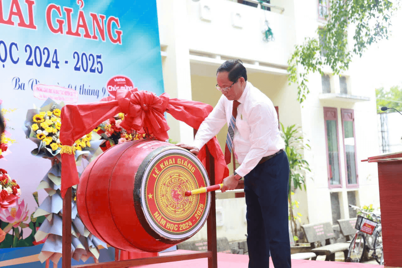Phó chủ tịch Quốc hội Trần Quang Phương dự khai giảng năm học mới tại Quảng Ngãi
