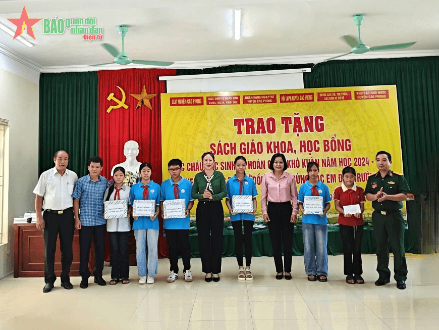 LLVT huyện Cao Phong trao học bổng tặng học sinh có hoàn cảnh khó khăn