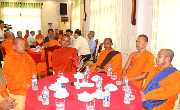 Hỏi-đáp pháp luật: Đề nghị tòa soạn cho biết, chính sách hỗ trợ vật chất, động viên tinh thần người có uy tín được quy định như thế nào?