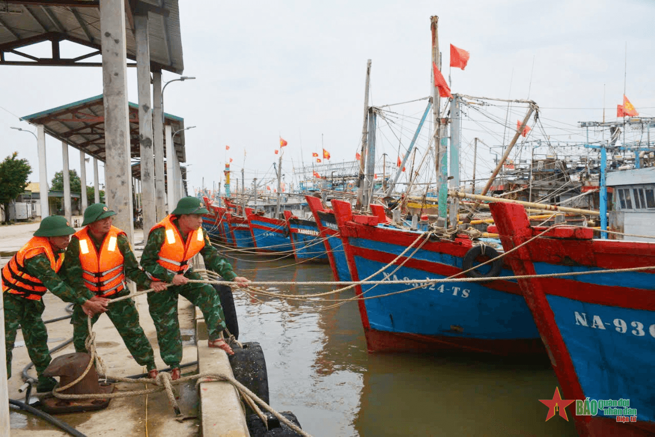 Bản tin thời sự tổng hợp tuần: Quân đội huy động lực lượng lớn giúp nhân dân ứng phó bão số 3