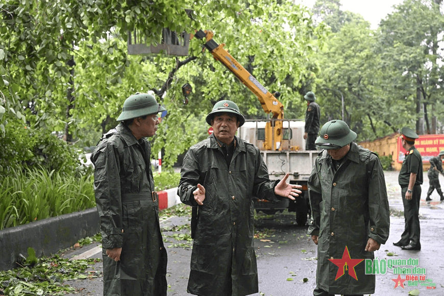 Thượng tướng Phùng Sĩ Tấn kiểm tra, động viên lực lượng tham gia khắc phục hậu quả bão số 3 tại một số tuyến phố của Hà Nội