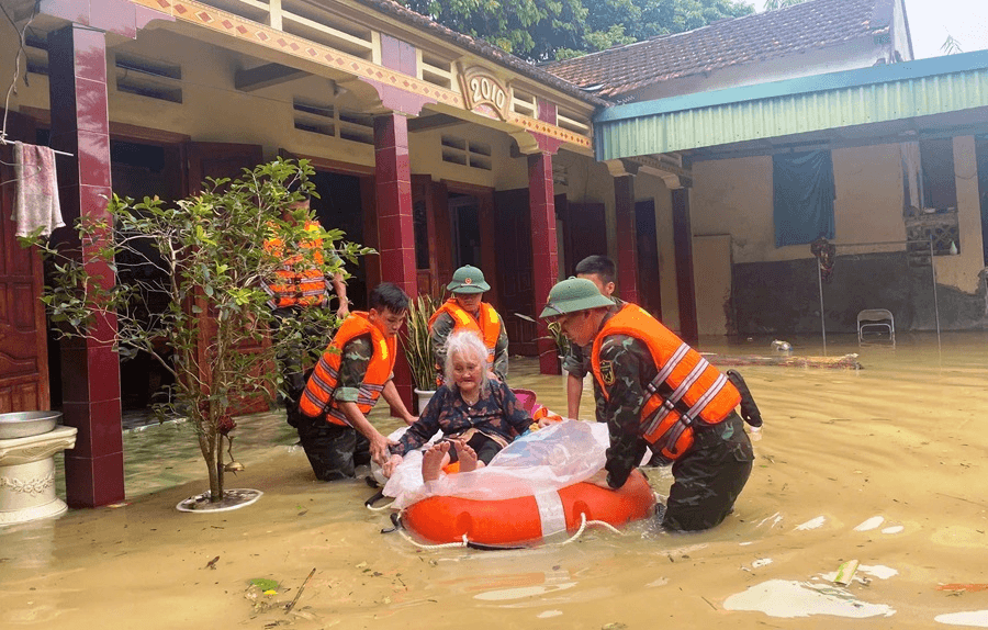 Cán bộ, chiến sĩ Tiểu đoàn 19, Bộ Tham mưu Quân khu 2 nỗ lực sơ tán nhân dân ra khỏi vùng ngập lụt