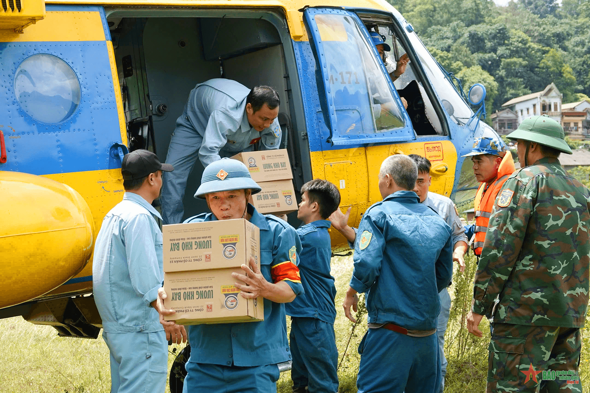 Trực thăng bay tiếp tế cho nhân dân vùng lũ