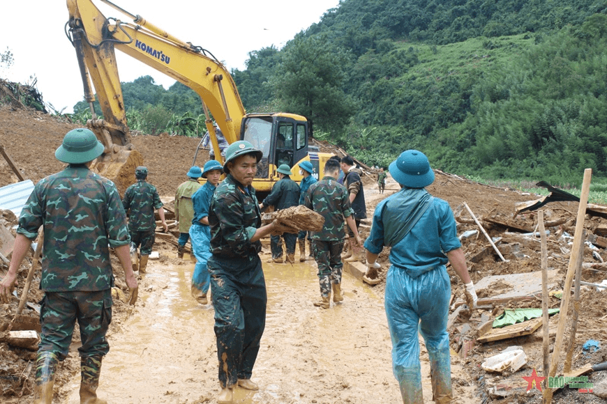 Khẩn trương tìm kiếm nạn nhân mất tích, giúp dân dọn dẹp sau sạt lở đất tại Lũng Lỳ