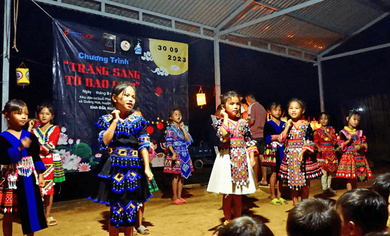 Trăng thu thắp sáng non ngàn