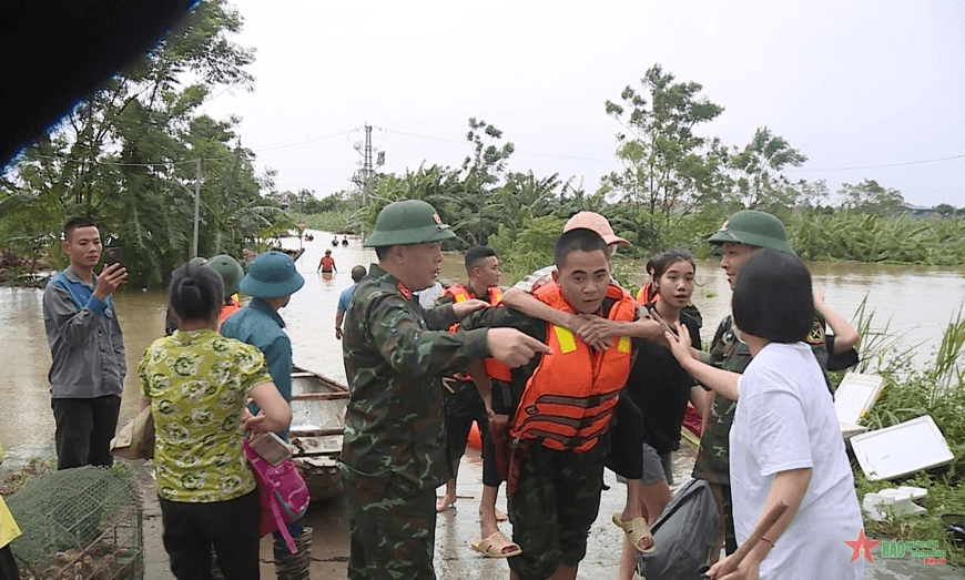 Xuất cấp lương thực, vật tư, trang thiết bị, hóa chất khử khuẩn cho các địa phương khắc phục hậu quả cơn bão số 3