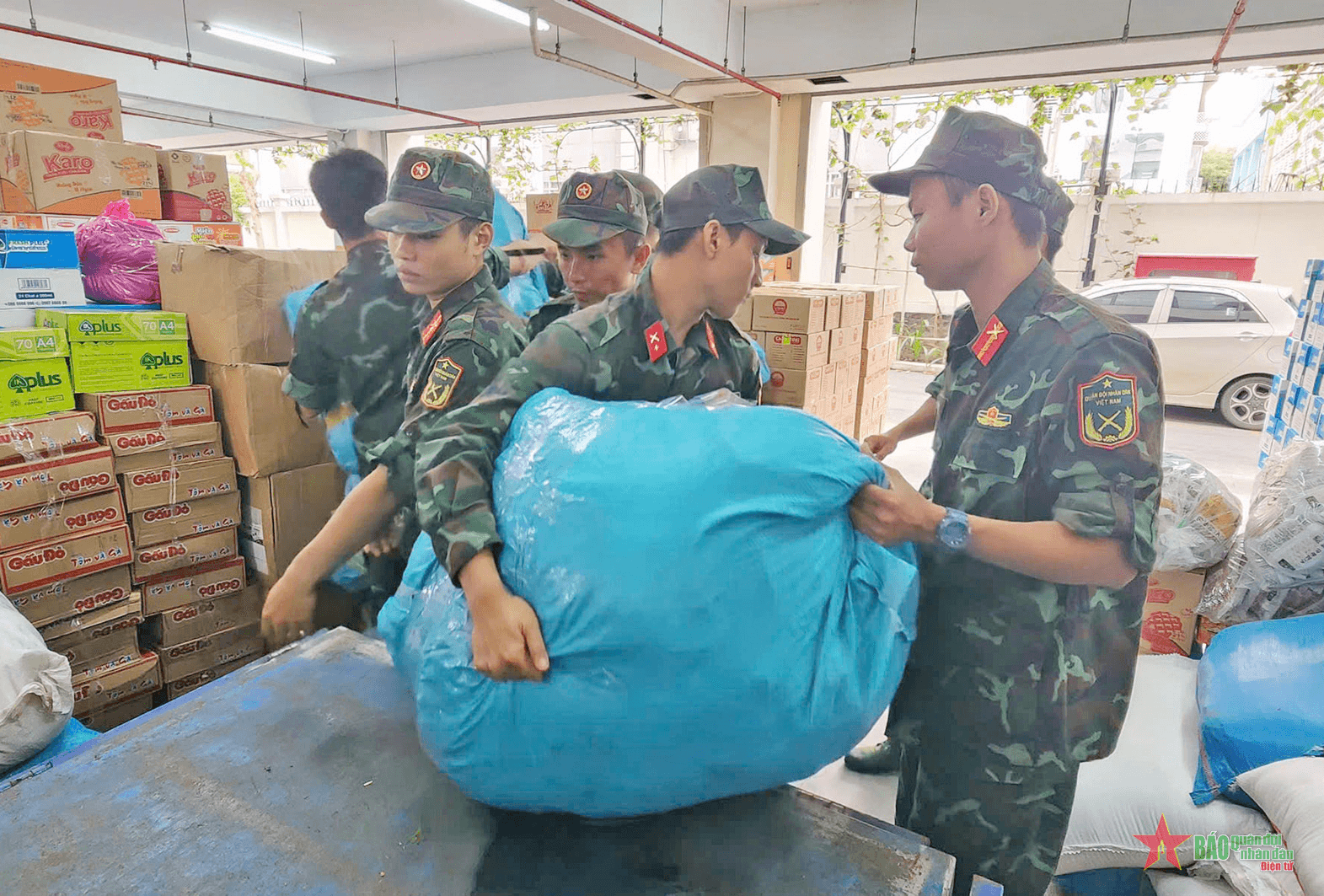 Cán bộ, chiến sĩ Lực lượng vũ trang TP Hồ Chí Minh hỗ trợ bốc xếp hàng hóa cứu trợ phía Bắc