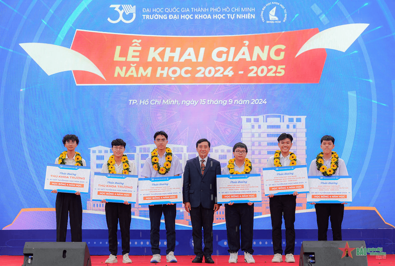 Tuyên dương thủ khoa, trao học bổng tặng tân sinh viên xuất sắc