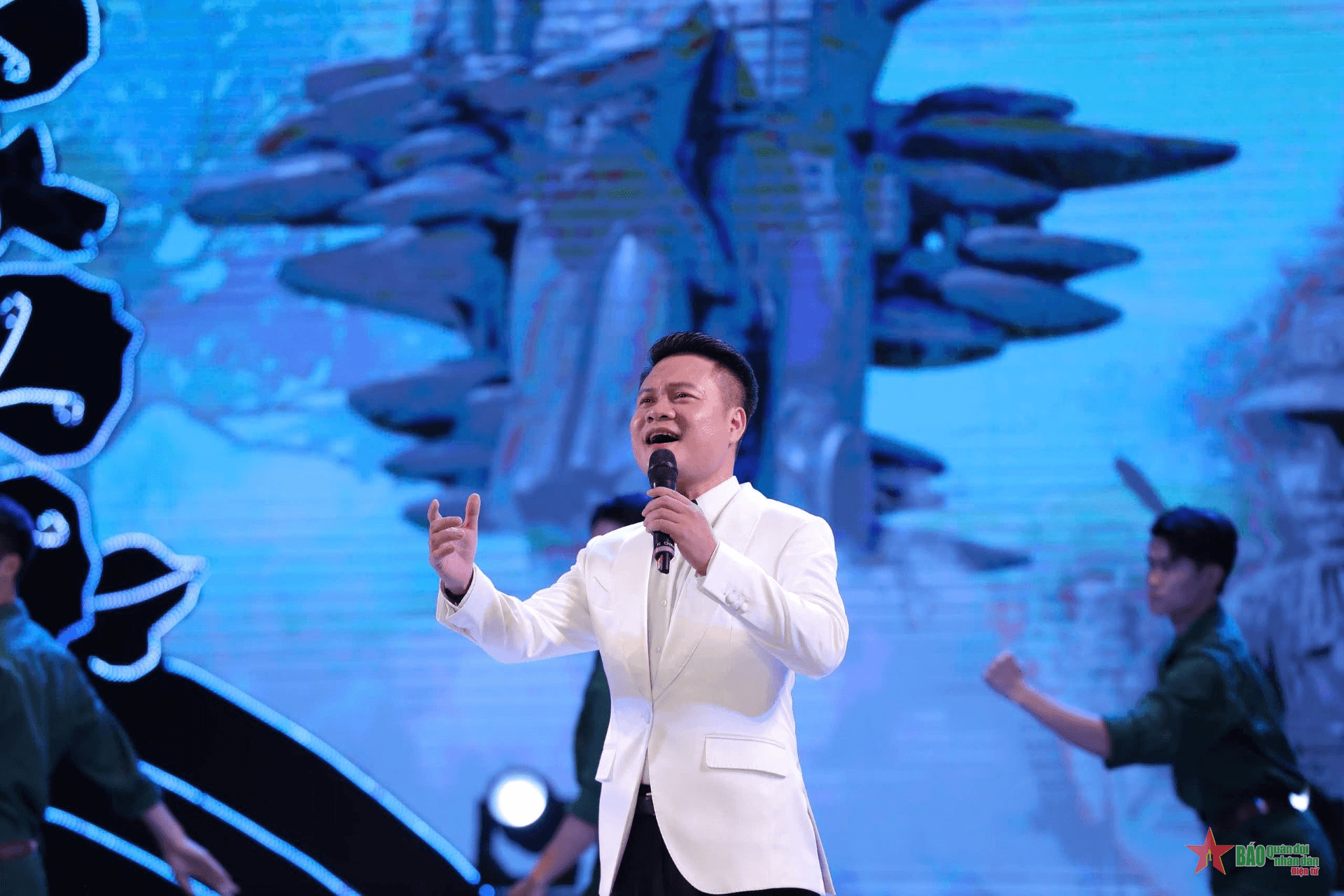 NSƯT Hoàng Tùng da diết hát “Cha mẹ tôi già” nhân Tết của tình thân