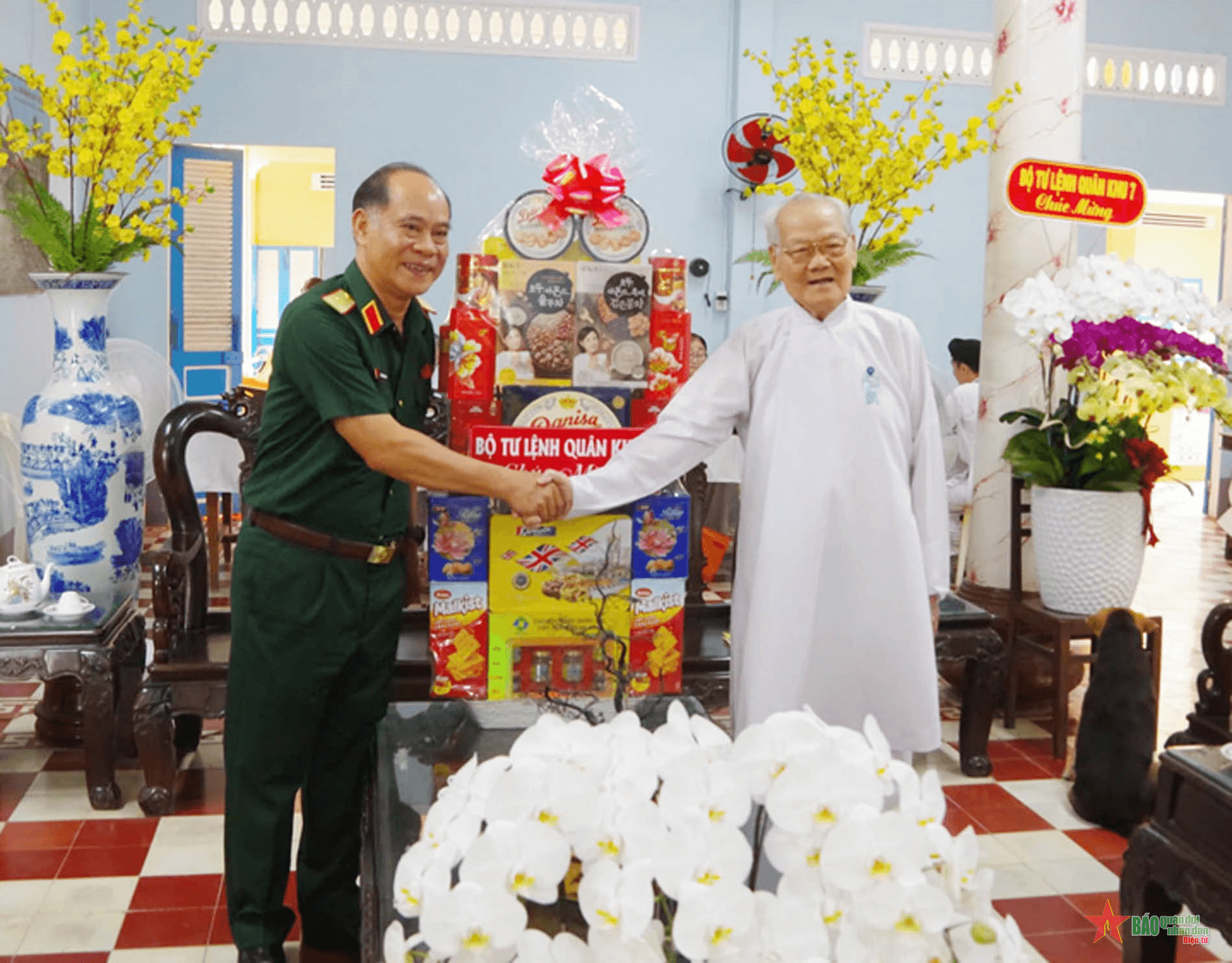 Đoàn công tác Bộ tư lệnh Quân khu 7 thăm, chúc mừng Tòa thánh Cao Đài Tây Ninh