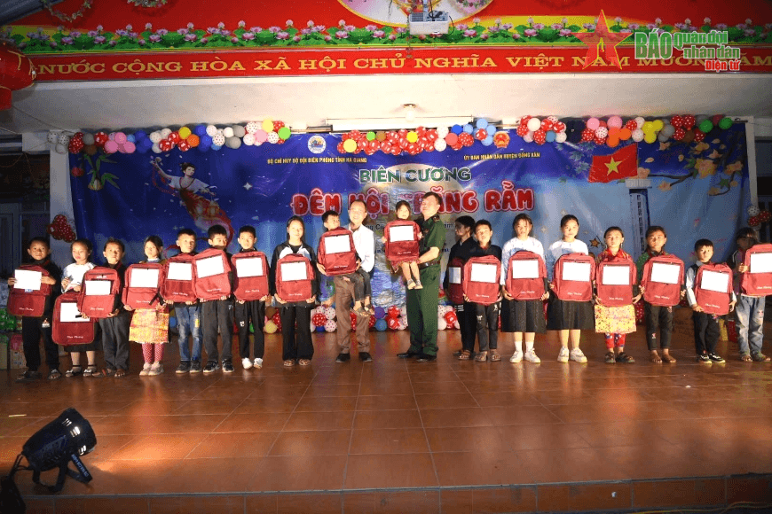 Bộ đội Biên phòng tỉnh Hà Giang trao quà Trung thu tại xã biên giới địa đầu Tổ quốc