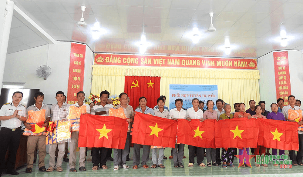 Hải đoàn 129 tuyên truyền pháp luật và hoạt động của âu tàu, làng chài trên biển