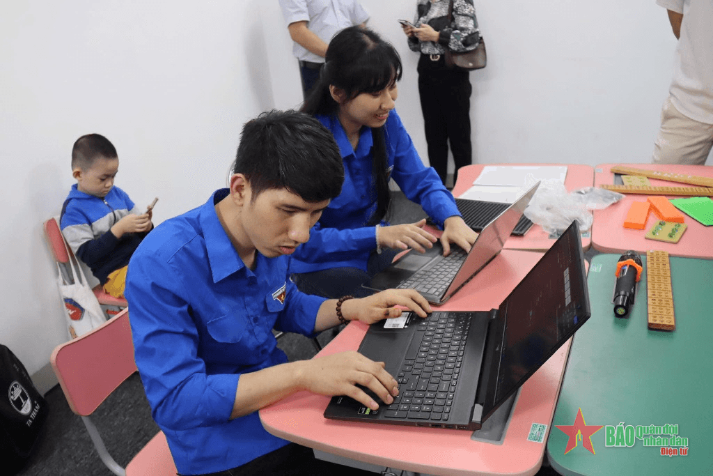 Nghị lực của chàng trai khiếm thị