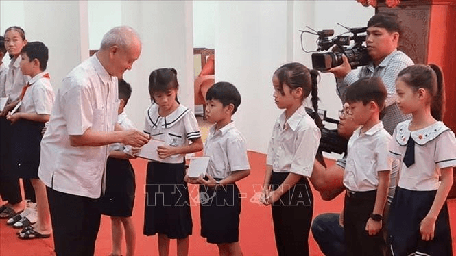 Trao học bổng Quỹ khuyến học Phạm Văn Trà tặng học sinh, sinh viên khó khăn